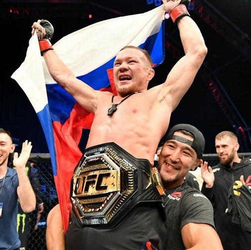 Российский боец подписал новый контракт с UFC